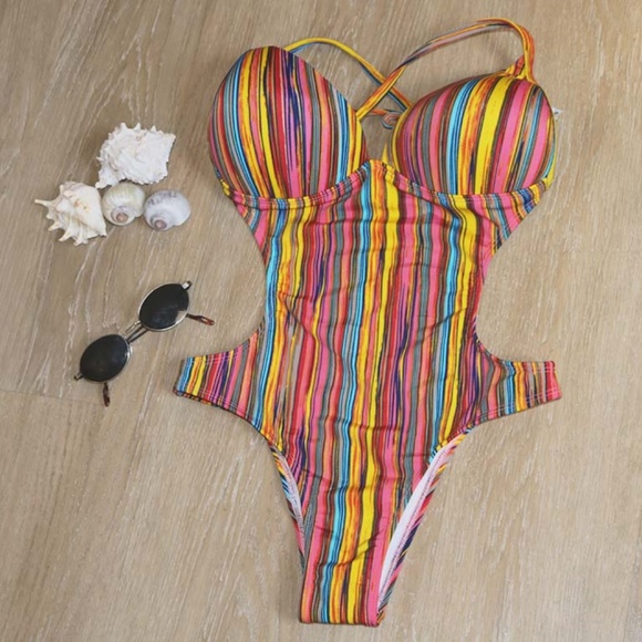 One piece bathingsuit - Picture 1 of 3
